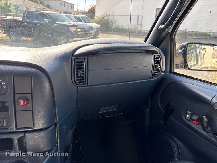image for item EU8669 2000 Chevrolet Astro van