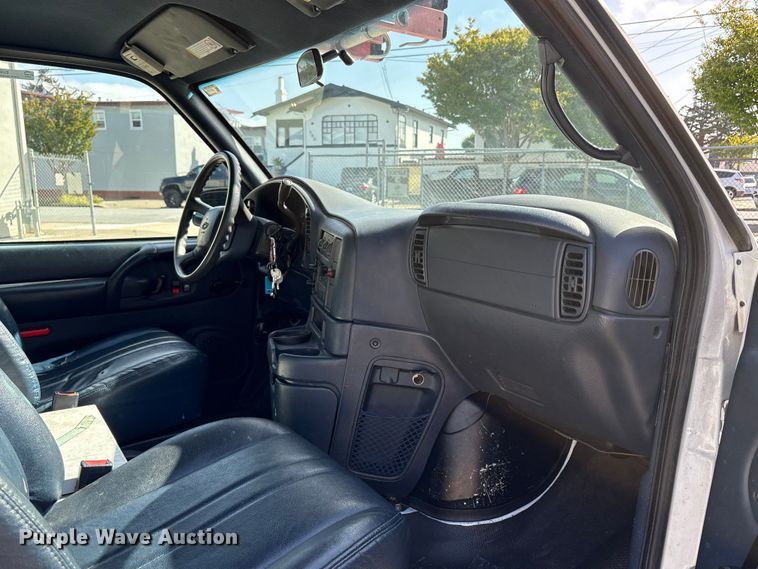 image for item EU8669 2000 Chevrolet Astro van