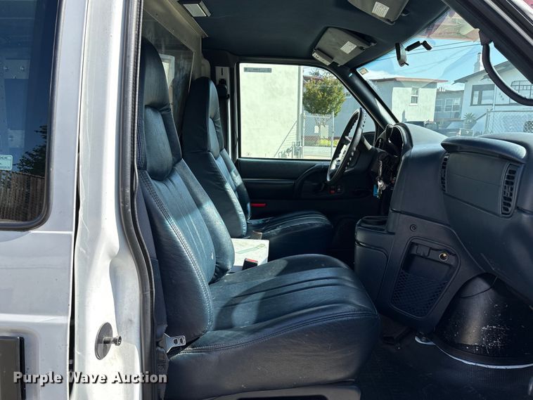image for item EU8669 2000 Chevrolet Astro van