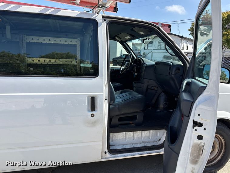 image for item EU8669 2000 Chevrolet Astro van