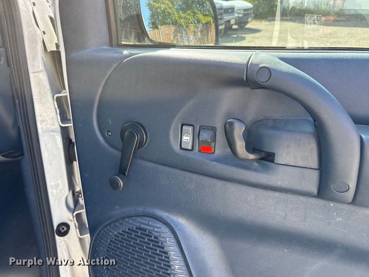 image for item EU8669 2000 Chevrolet Astro van