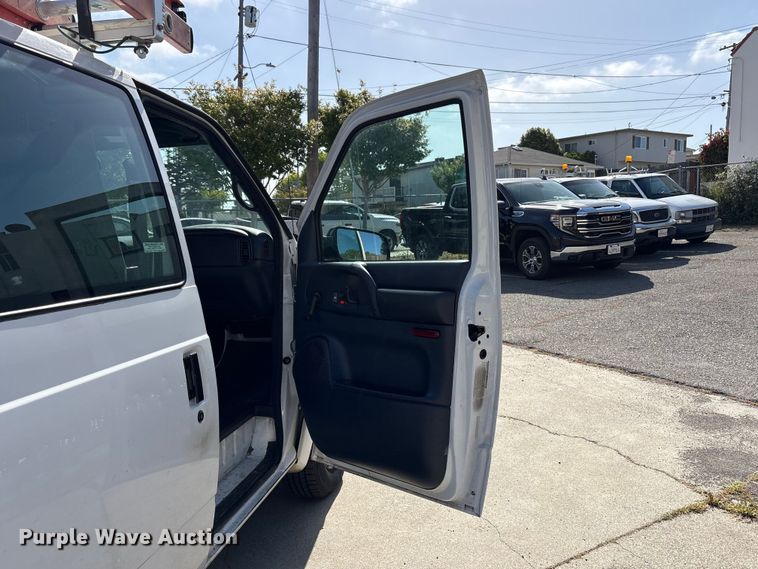 image for item EU8669 2000 Chevrolet Astro van