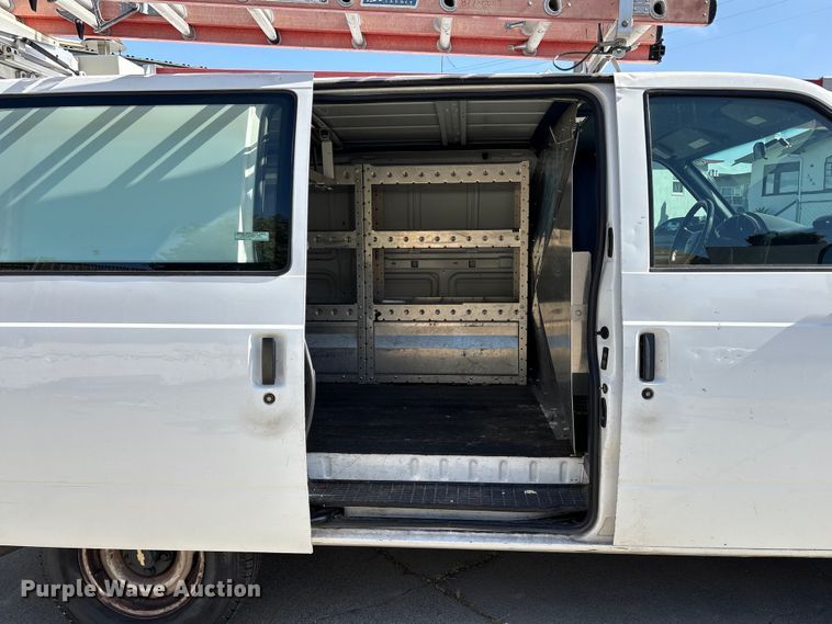 image for item EU8669 2000 Chevrolet Astro van