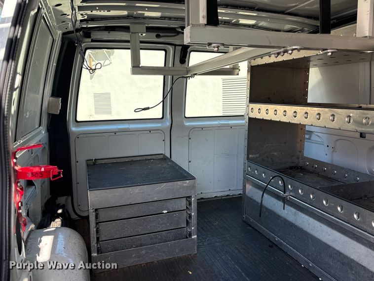image for item EU8669 2000 Chevrolet Astro van
