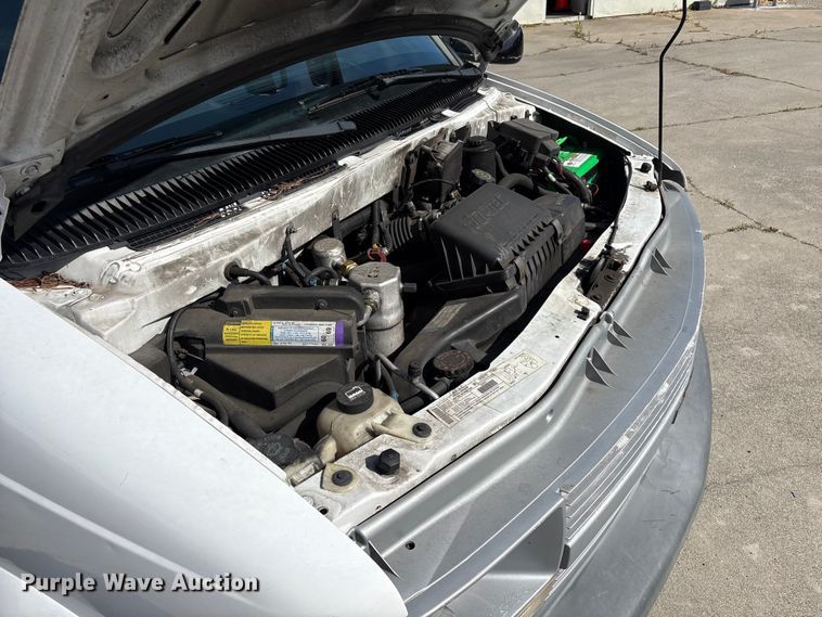 image for item EU8669 2000 Chevrolet Astro van