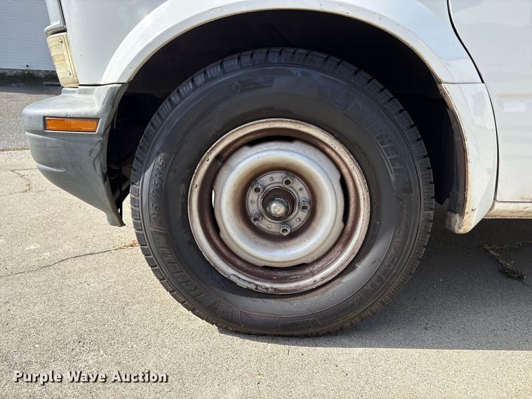 image for item EU8669 2000 Chevrolet Astro van