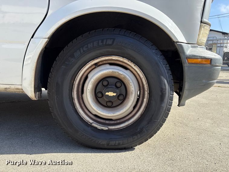 image for item EU8669 2000 Chevrolet Astro van