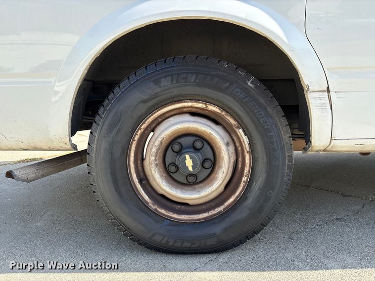 image for item EU8669 2000 Chevrolet Astro van
