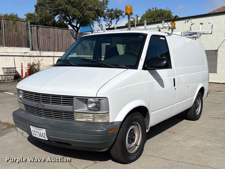 image for item EU8670 2000 Chevrolet Astro van