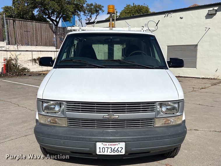 image for item EU8670 2000 Chevrolet Astro van