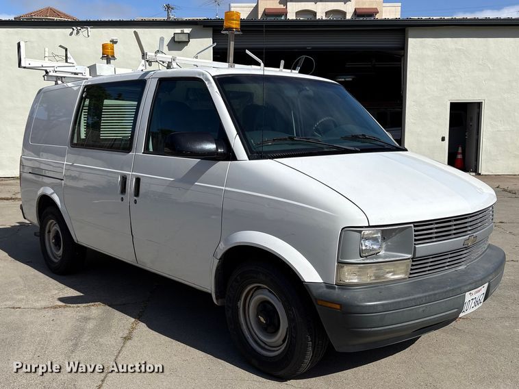 image for item EU8670 2000 Chevrolet Astro van