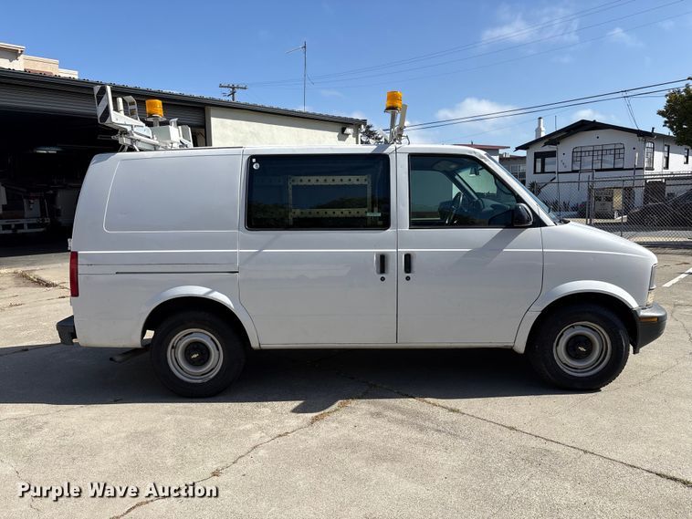 image for item EU8670 2000 Chevrolet Astro van