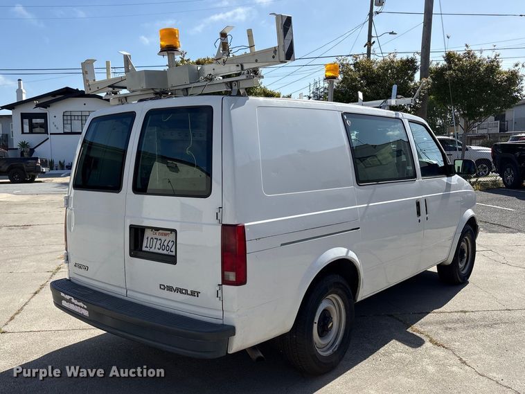 image for item EU8670 2000 Chevrolet Astro van