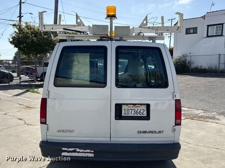 image for item EU8670 2000 Chevrolet Astro van