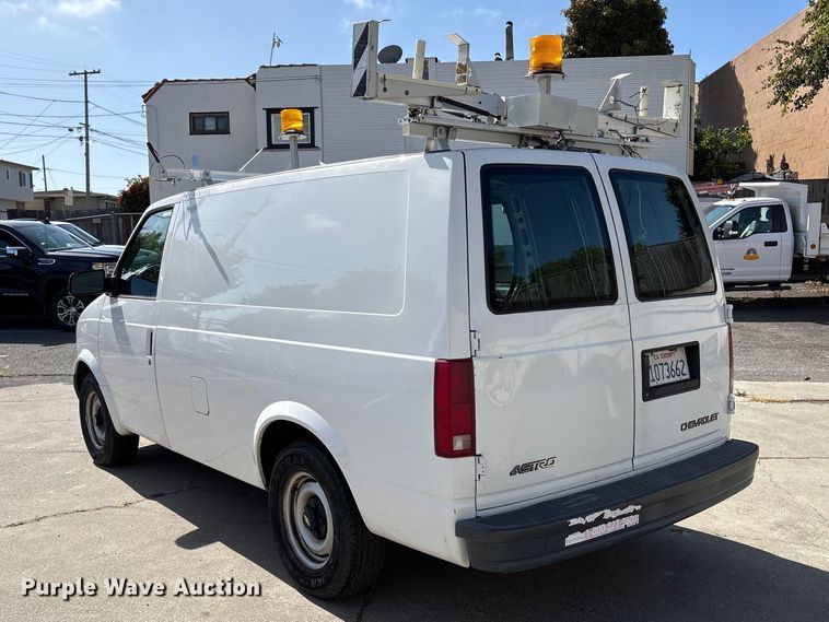 image for item EU8670 2000 Chevrolet Astro van