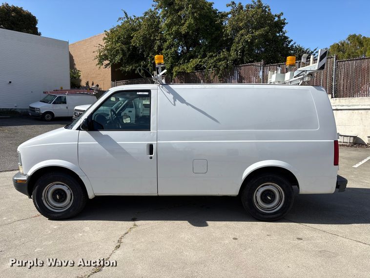image for item EU8670 2000 Chevrolet Astro van