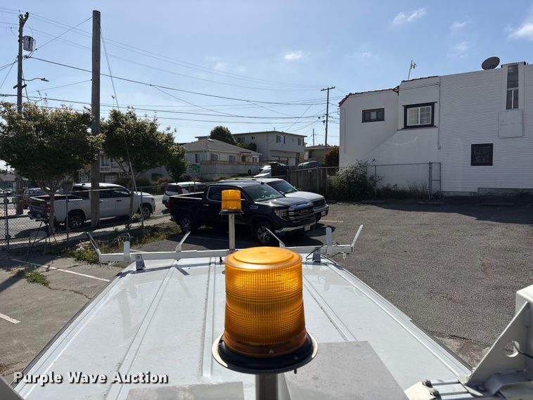image for item EU8670 2000 Chevrolet Astro van