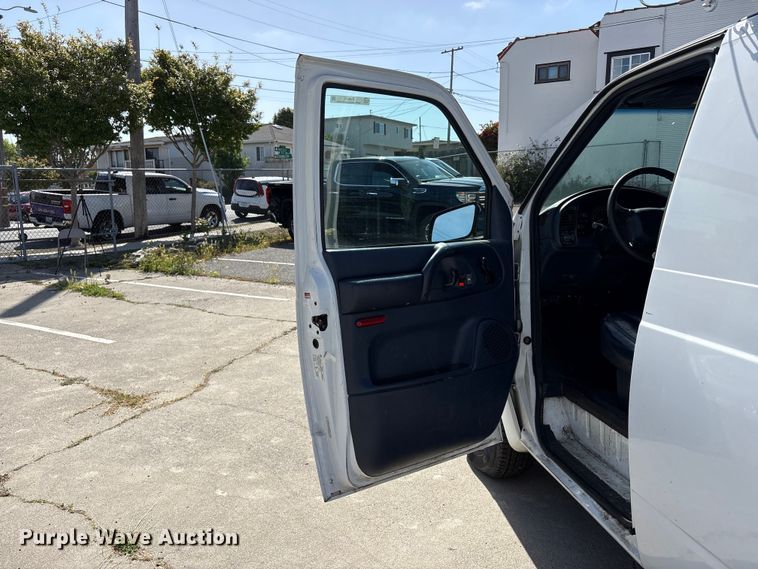 image for item EU8670 2000 Chevrolet Astro van
