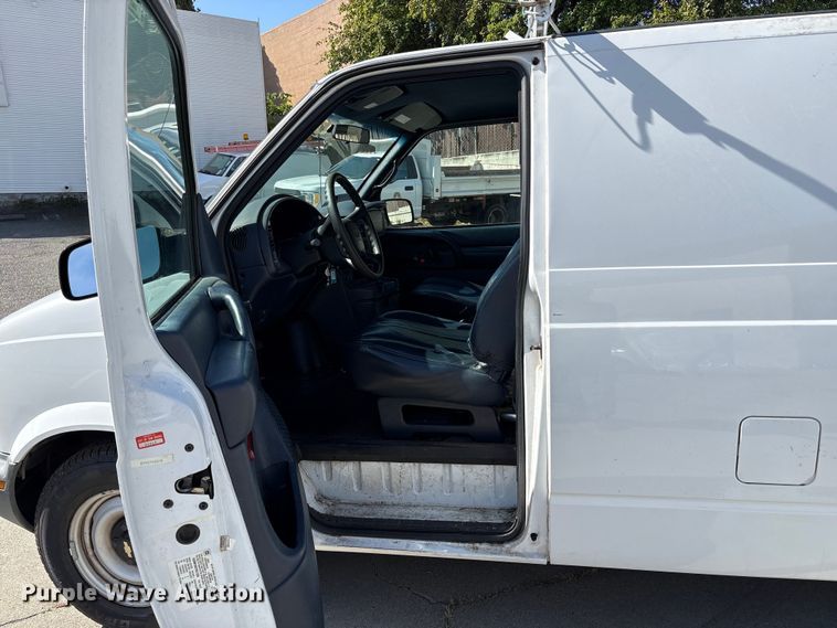 image for item EU8670 2000 Chevrolet Astro van