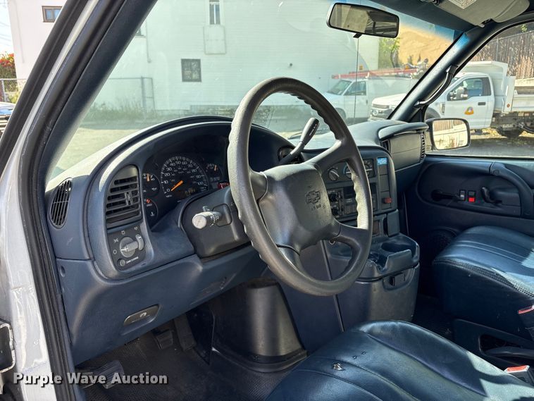 image for item EU8670 2000 Chevrolet Astro van