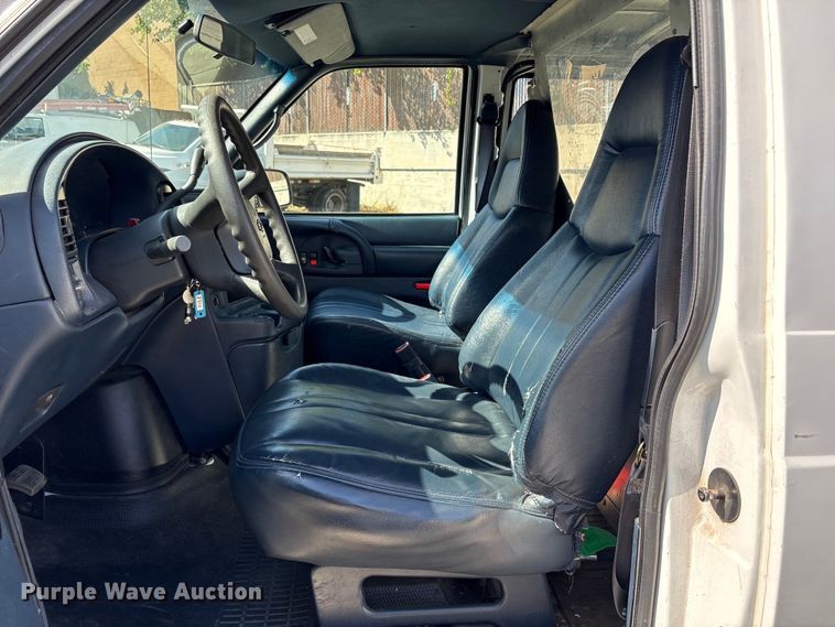 image for item EU8670 2000 Chevrolet Astro van