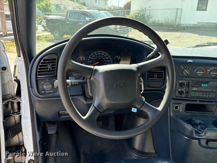 image for item EU8670 2000 Chevrolet Astro van
