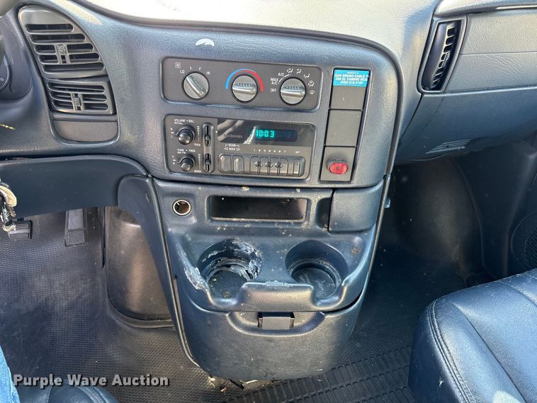 image for item EU8670 2000 Chevrolet Astro van