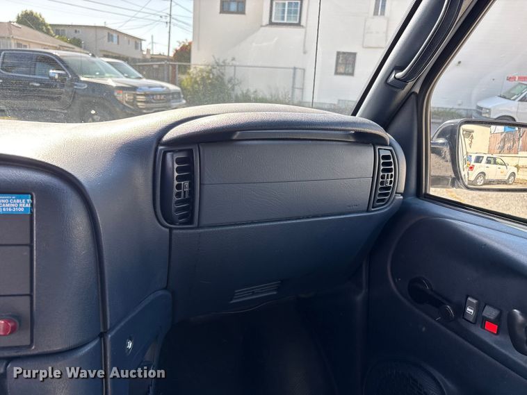 image for item EU8670 2000 Chevrolet Astro van