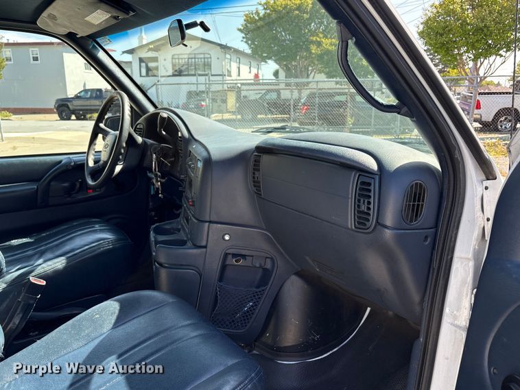 image for item EU8670 2000 Chevrolet Astro van