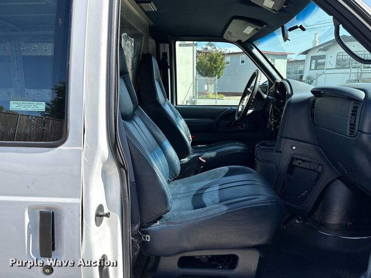 image for item EU8670 2000 Chevrolet Astro van