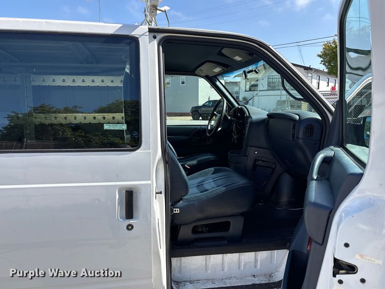 image for item EU8670 2000 Chevrolet Astro van