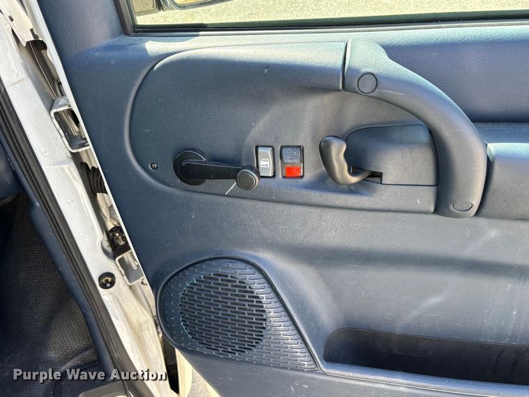 image for item EU8670 2000 Chevrolet Astro van