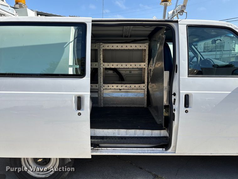 image for item EU8670 2000 Chevrolet Astro van