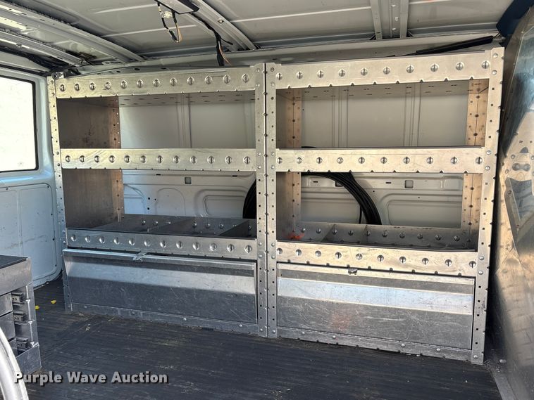 image for item EU8670 2000 Chevrolet Astro van