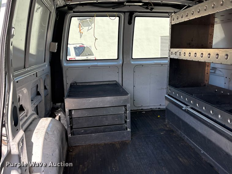 image for item EU8670 2000 Chevrolet Astro van