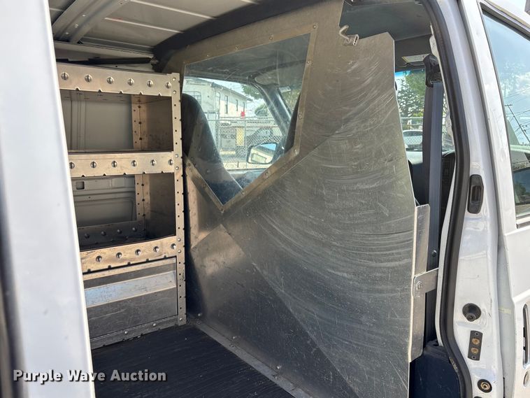 image for item EU8670 2000 Chevrolet Astro van