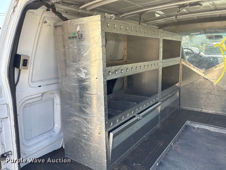 image for item EU8670 2000 Chevrolet Astro van