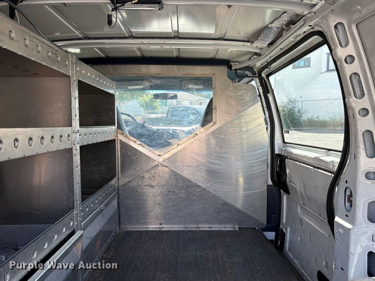 image for item EU8670 2000 Chevrolet Astro van