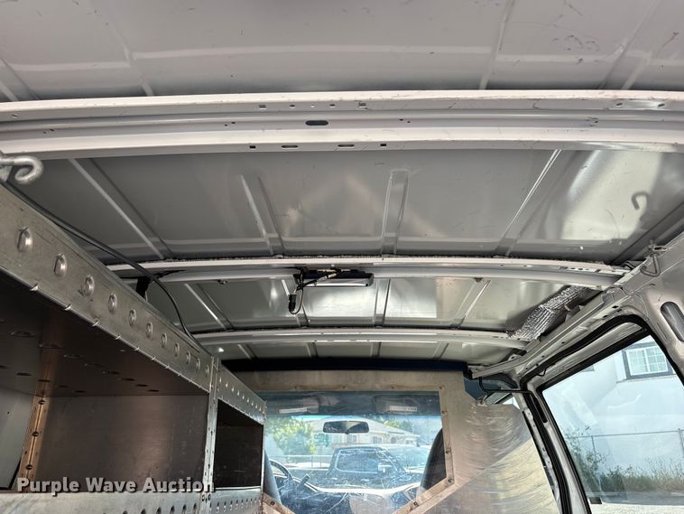 image for item EU8670 2000 Chevrolet Astro van