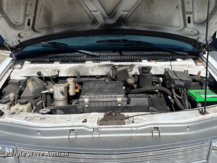 image for item EU8670 2000 Chevrolet Astro van