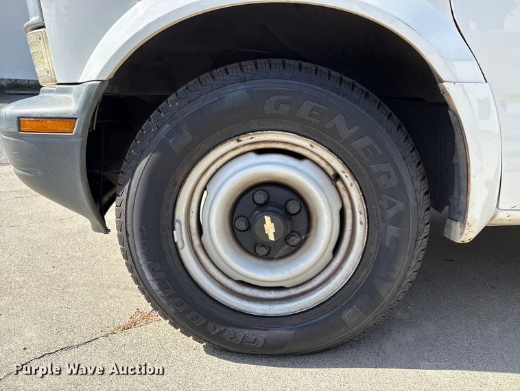 image for item EU8670 2000 Chevrolet Astro van