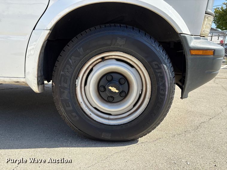 image for item EU8670 2000 Chevrolet Astro van