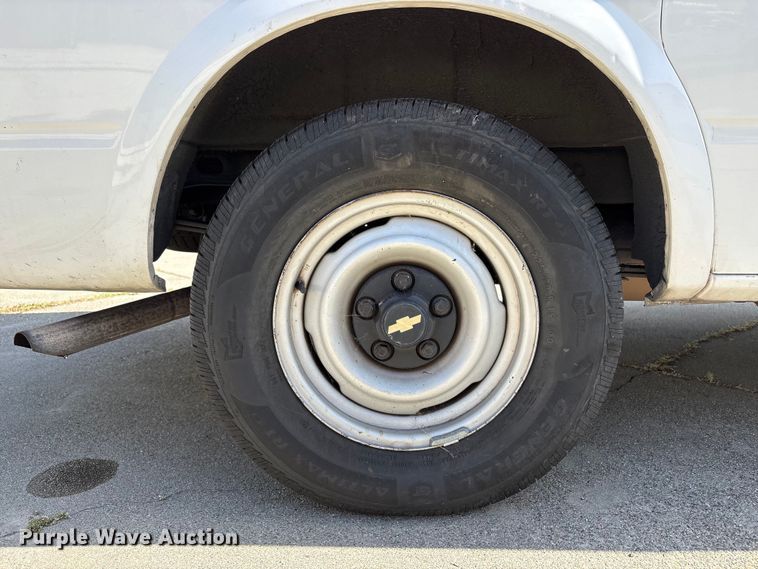 image for item EU8670 2000 Chevrolet Astro van