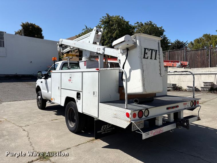 image for item EU8671 2004 Ford F450 Super Duty bucket truck