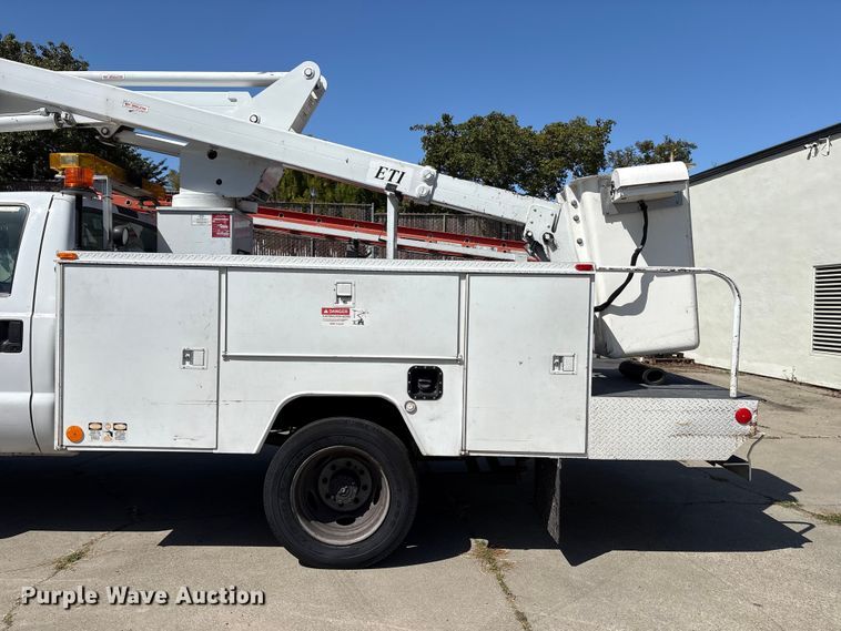 image for item EU8671 2004 Ford F450 Super Duty bucket truck