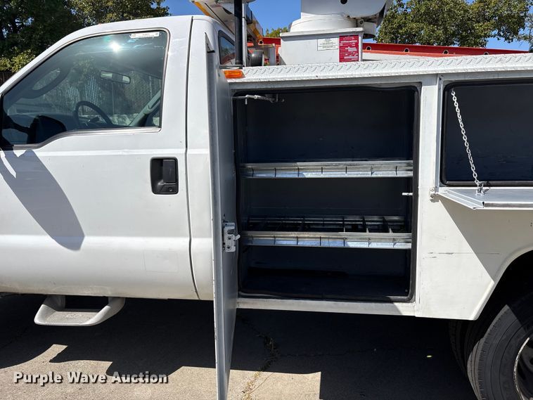 image for item EU8671 2004 Ford F450 Super Duty bucket truck