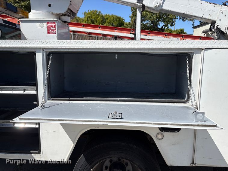 image for item EU8671 2004 Ford F450 Super Duty bucket truck