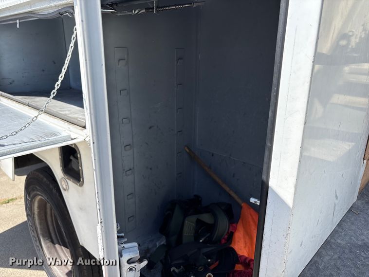 image for item EU8671 2004 Ford F450 Super Duty bucket truck