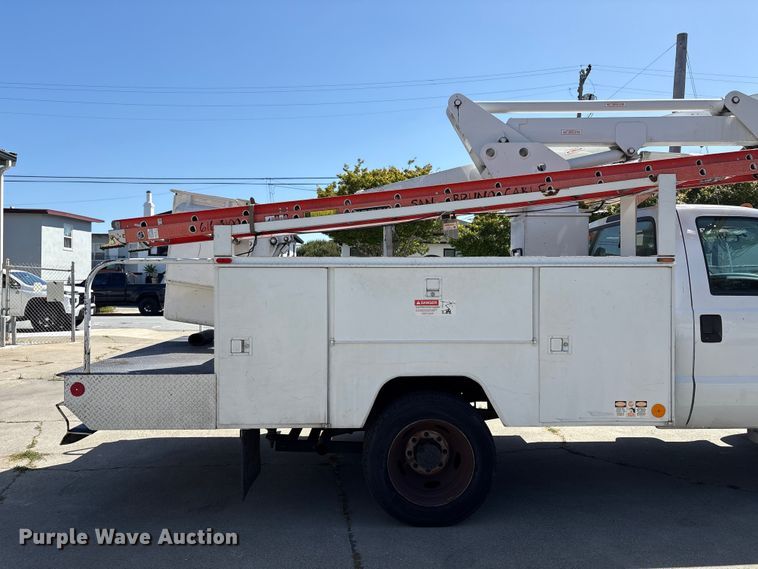 image for item EU8671 2004 Ford F450 Super Duty bucket truck