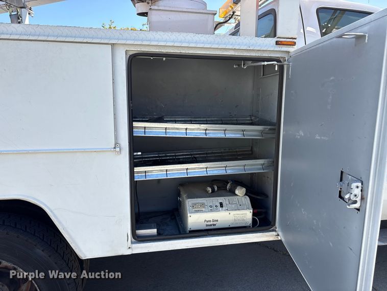 image for item EU8671 2004 Ford F450 Super Duty bucket truck